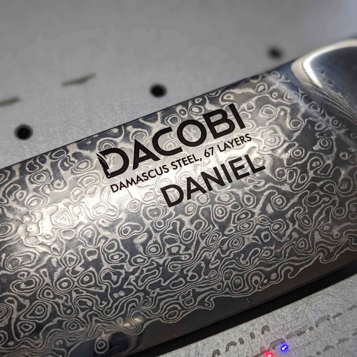 Cadou pentru nași, nume gravat cu laser în atelier pe lama de damasc a unui cuțit DACOBI
