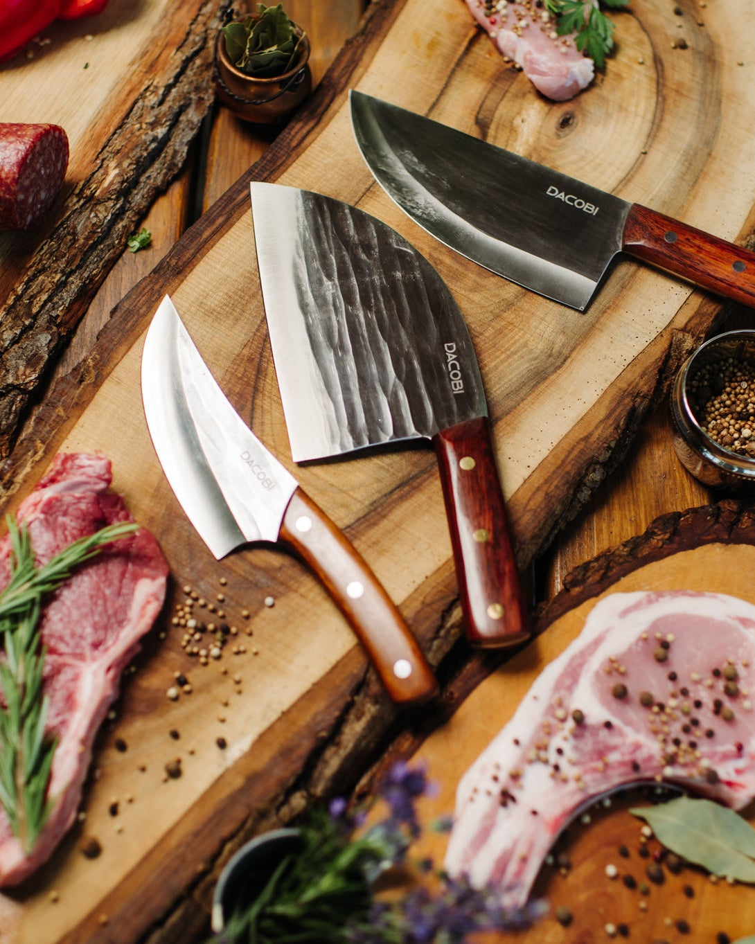 Cadou pentru soț, cuțite și satâre DACOBI pe un tocător de lemn, lângă carne proaspătă