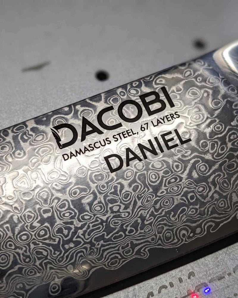 Cadouri personalizate pentru bărbați, nume gravat cu laser pe o lamă DACOBI din oțel damasc