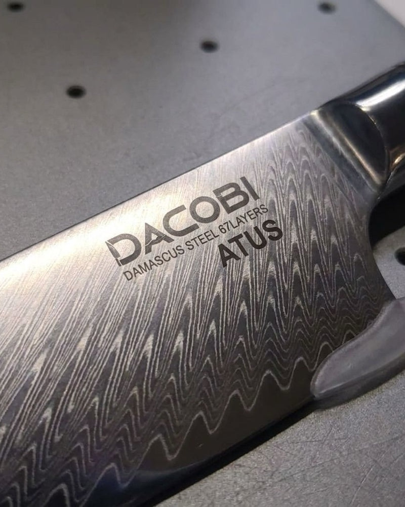 Cadouri personalizate de Crăciun, nume gravat cu laser pe lama de damasc a unui cuțit DACOBI