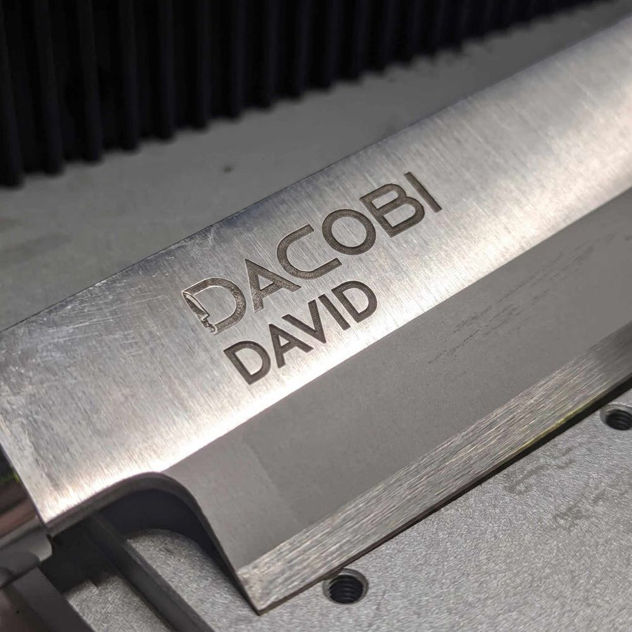 Cuțit DACOBI cu numele DAVID gravat cu laser sub logo