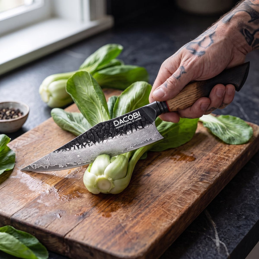 Ragnarok tăind bok choy pe un tocător de lemn, lângă fereastră