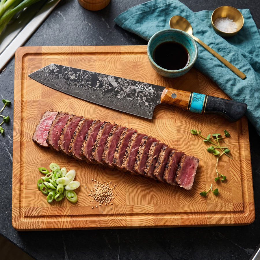 Friptură de vită feliată subțire lângă Kiritsuke Regal