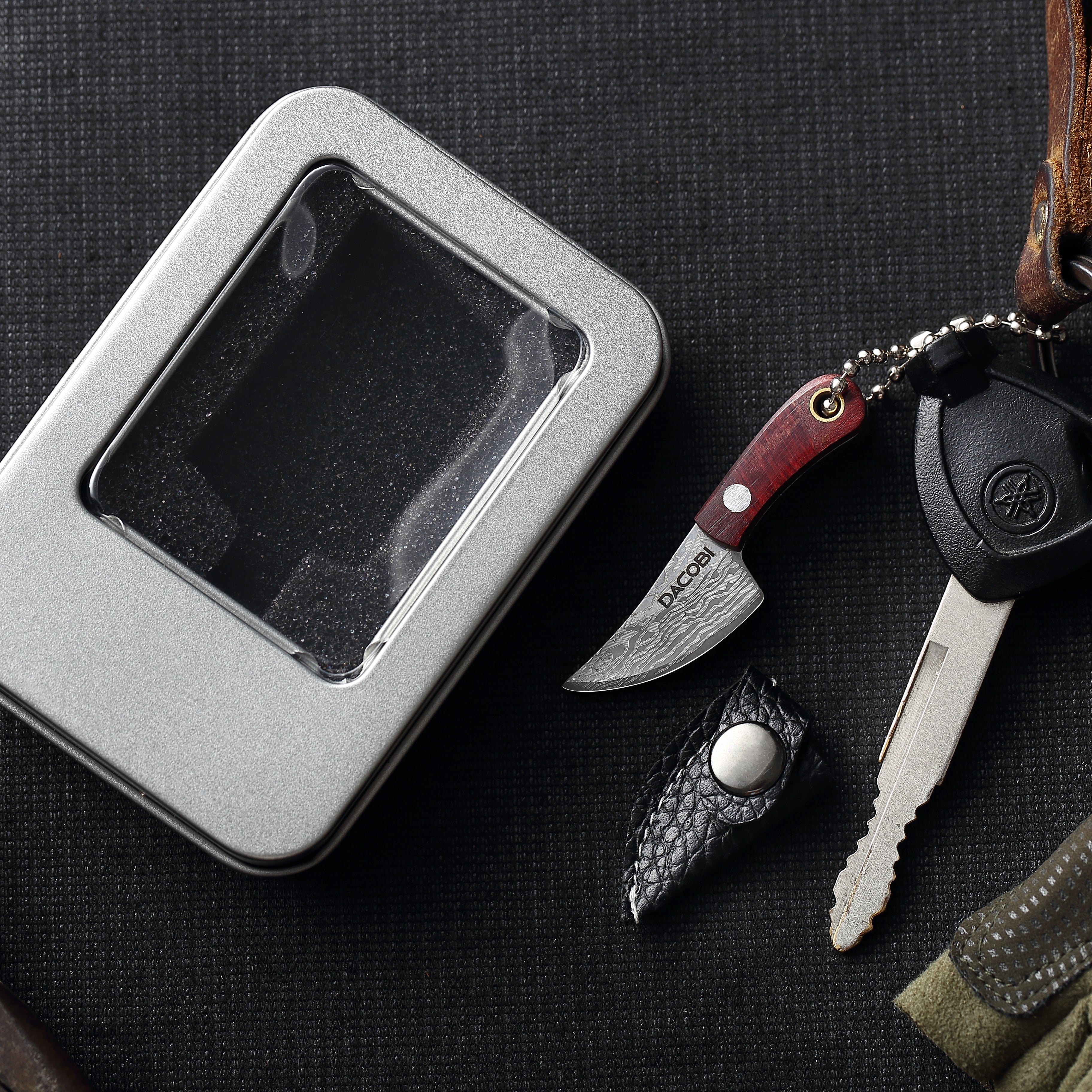 Breloc pentru pasionații de gătit, mini-cuțit, teacă piele ecologică, 5.5 cm - DACOBI.ro