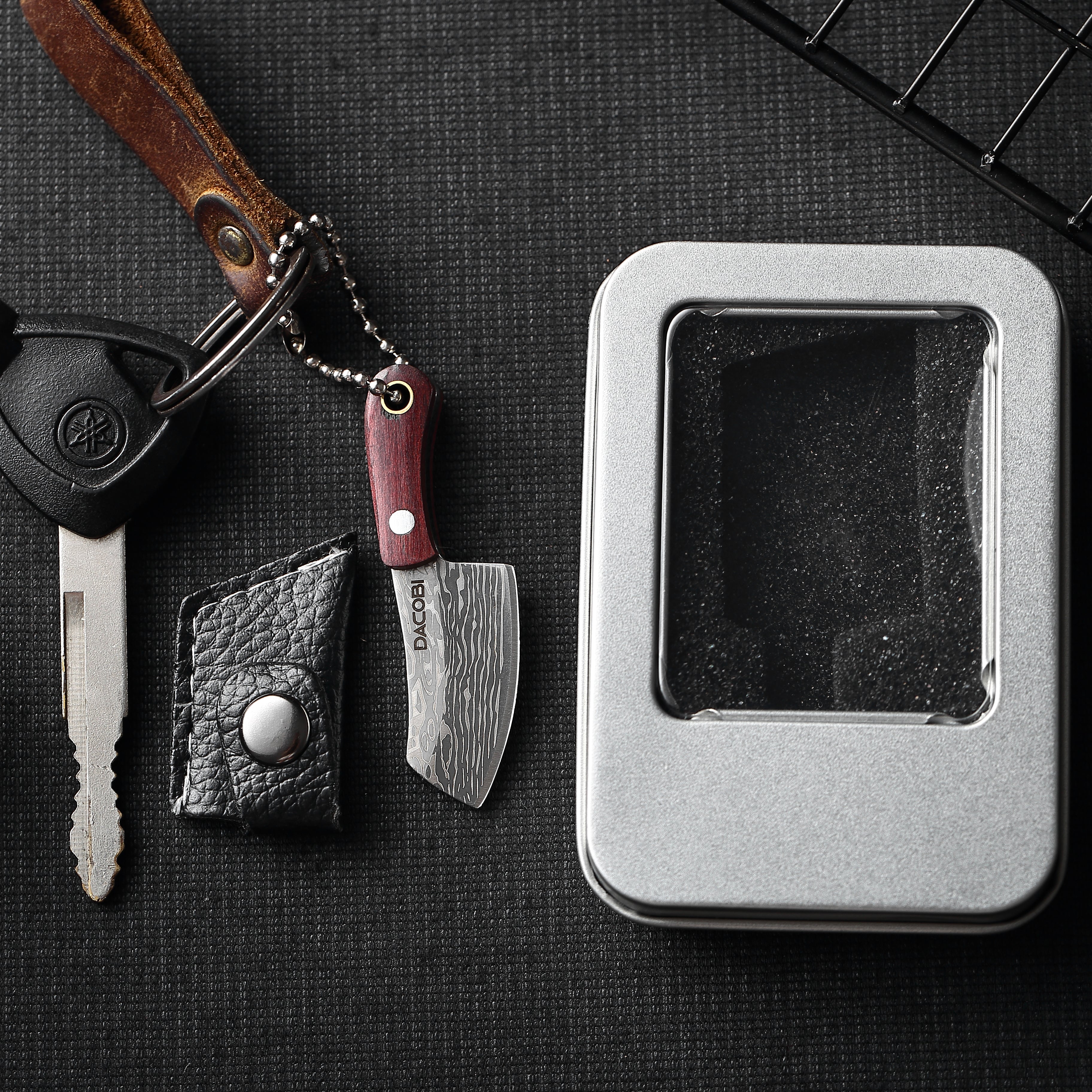 Breloc pentru pasionații de gătit, mini-cuțit, teacă piele ecologică, 5.5 cm - DACOBI.ro