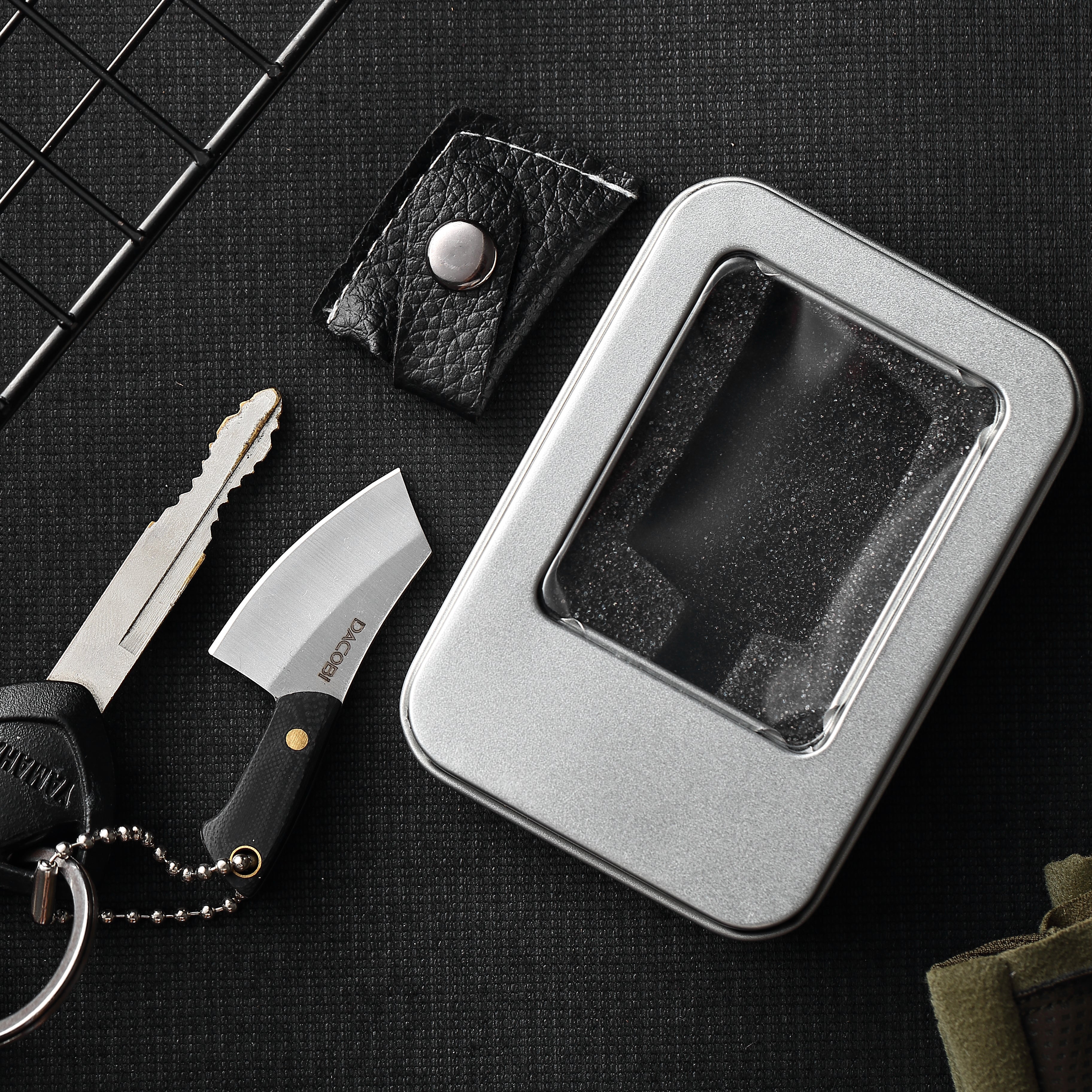 Breloc pentru pasionații de gătit, mini-cuțit, teacă piele ecologică, 5.5 cm - DACOBI.ro